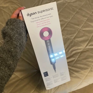 Dyson hårfön - Helt ny Dyson hårfön, plastet är kvar på förpackningen till och med. Fick den i födelsedagspresent men är inte i behov av den så tänker att det är bättre om jag säljer den!!☺️