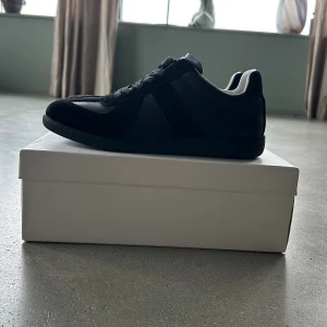 Maison Margiela svarta - Säljer de här maison margiella gatsen!                 Andvända fåtal gånger och säljer de här för ett mycket bra pris. Hör gärna av er om frågor eller annat👍