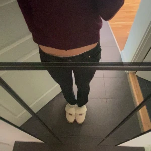 svarta jeans !! - supersnygga och lyxiga low waist bootcut jeans från gina !! superbra skick men anvönder de tyvärr inte längre !! storlek 40 men lite mindre i storleken så passar både M och S 💕 nypris: 400