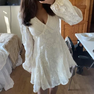 Studentklänning  - Super fin sommar eller studentklänning. Aldrig använd och i super bra skick. Benvit färg inte exakt kritvit. 