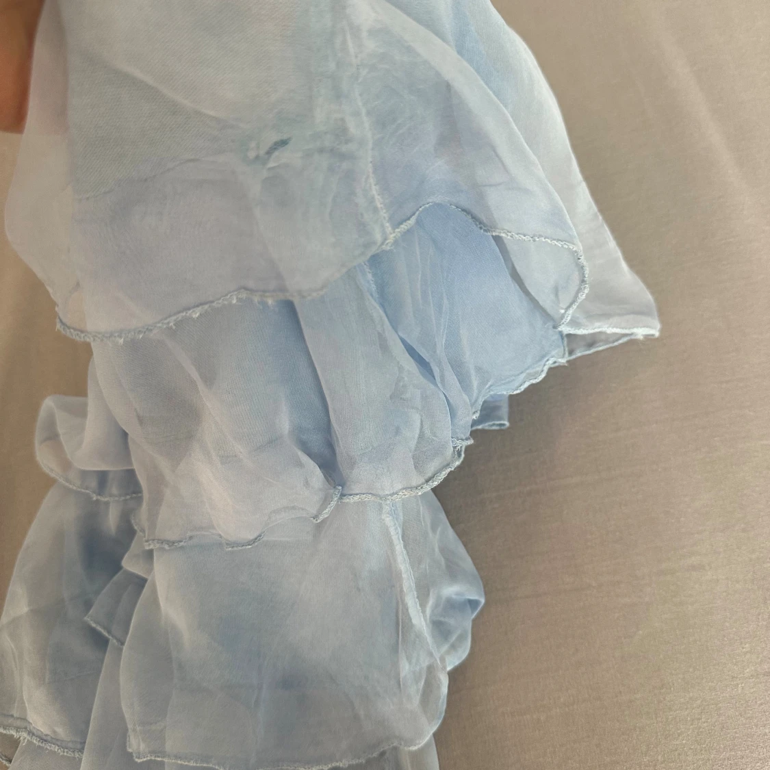 Ljusblå volangig linnetopp i silke - 4