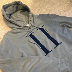 Les deux hoodie - Tja säljer denna feta hoodie från Les Deux i stl XS. Hoodien är i väldigt fint skick och har inga defekter. Nypris: 1500kr. Hör av er till mig ifall ni är intresserade 🤗
