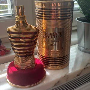 Jean Paul Gaultier Le Male Elixir - Snygg och lyxig parfym med ikonisk design från Jean Paul Gaultier. Le Male Elixir är perfekt för dig som vill sticka ut och addera en exklusiv touch till din stil.