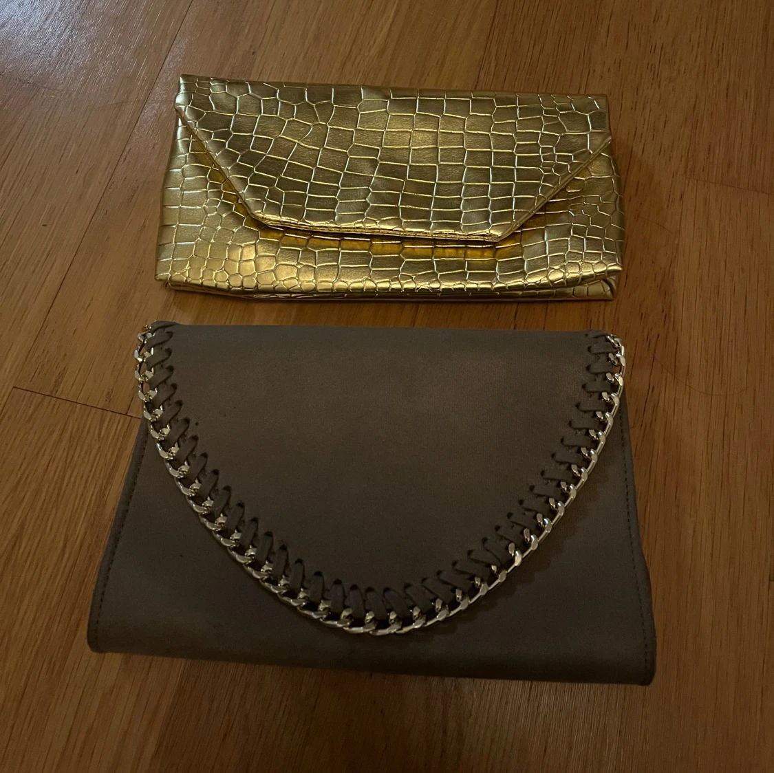 Två kuvertväskor med kedjedetaljer