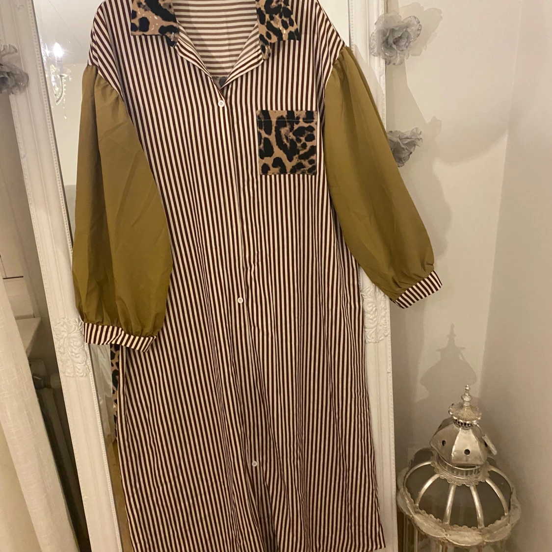 Randig långklänning med leoparddetaljer