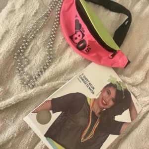 80-tal utklädnad  - Utklädnad 80-tals tema till t.ex fest😝 bara använt en gång, tröjan oanvänd. går att köpa bara en av dem eller 2 oxå🫰🏼pris kan diskuteras 