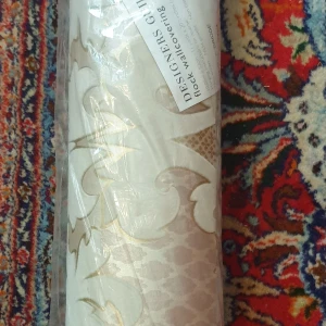 1 st Designers Guild- Eldridge Opal tapetrulle  - Tapeten har en detaljerat, böljande scrollmönster tryckt i sammetsliknande på en matt, ljus opal-tonad bakgrund. Mönstret har en lätt upphöjd struktur vilket ger en subtilt skuggspel när ljuset träffar ytan. Mått: 10m×52 cm