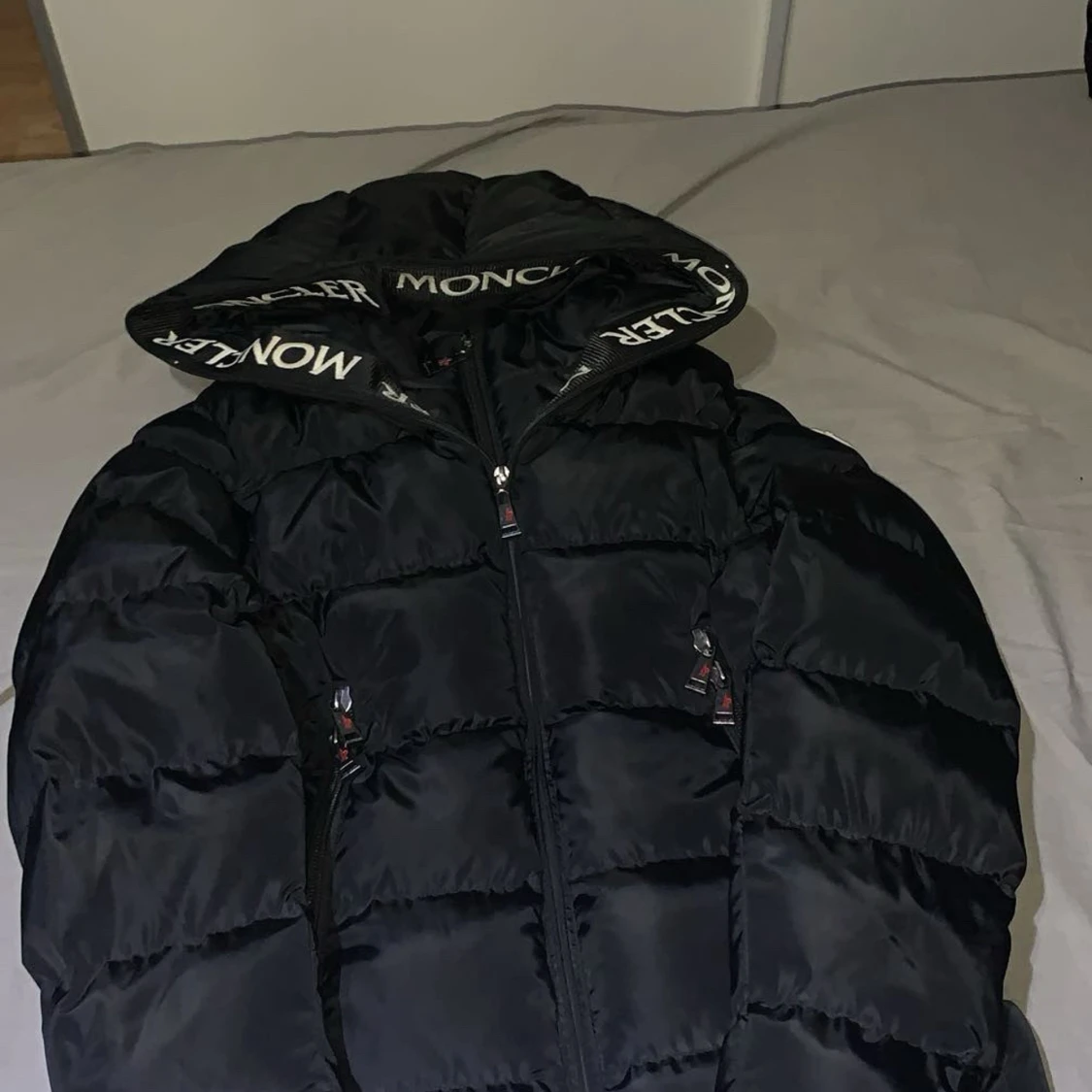 Svart Moncler dunjacka med huva