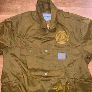 Carhartt WIP × Brain Dead “Shelter” Coach Jacket - Sällsynt samarbete mellan Carhartt Work In Progress och Brain Dead. Jackan är helt ny, aldrig använd (deadstock) och i perfekt skick.Materialet är lätt och syntetiskt, perfekt för dig som gillar streetwear med edge. Priset går att diskuteras 