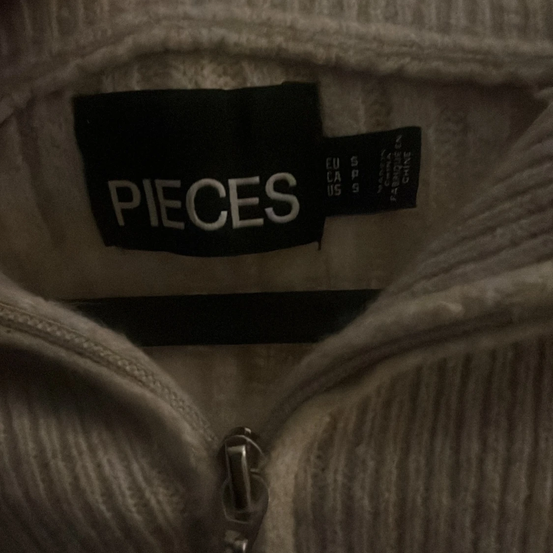 Beige ribbstickad half zip från Pieces - 1