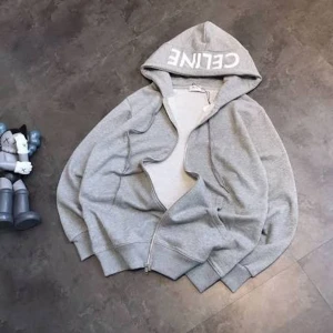 Celine hoodie (helt ny+gratis frakt) - Snygg grå hoodie från Celine med vit logga på huvan och dragkedja framtill. Tröjan är i 100% bomull och har ribbade muddar samt snörning i huvan. Perfekt för en chill och trendig look.