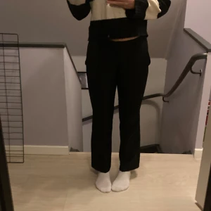 Svarta bootcut kostymbyxor från BikBok - Säljer ett par svarta bootcut byxor från BikBok modell Vera i storlek 36. Säljer dom på grund av att dom är för korta på mig (är ca 165cm) passar nog nån som är runt 155-160cm. Fint skick🤗