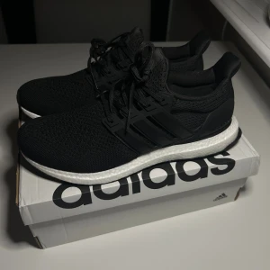 Adidas Ultraboost  - Svarta Adidas Ultraboost 1.0. Aldrig använt skorna. NYSKICK. Storlek 43 