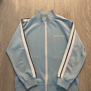 Ljusblå Palm Angels ziptröja - Säljer en ljusblå ziptröja från Palm Angels eftersom kommer ej till användning längre. Pris kan även diskuteras!!!