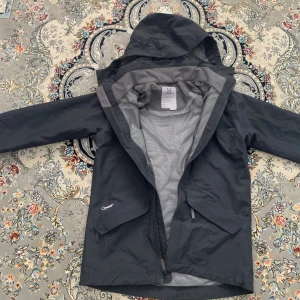 Haglöfs Junior  - Helt ny Haglöfs Junior (152) jacka med löva som går att ta bort o sätta fast igen. 