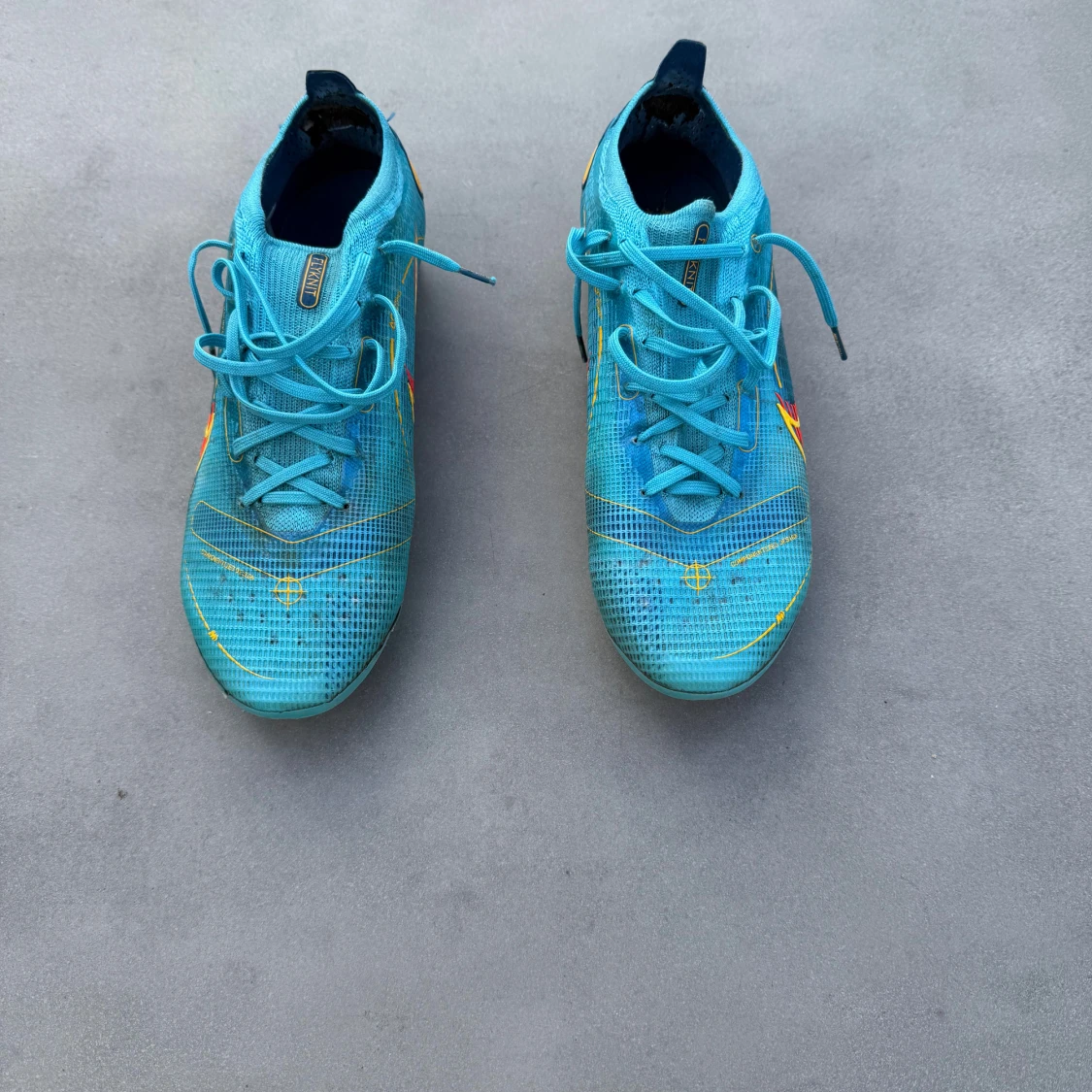 Blå Nike fotbollsskor med snörning - 1