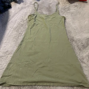 Grön kort klänning - Aldrig använd endast prövad. Storlek M, pris kan diskuteras!