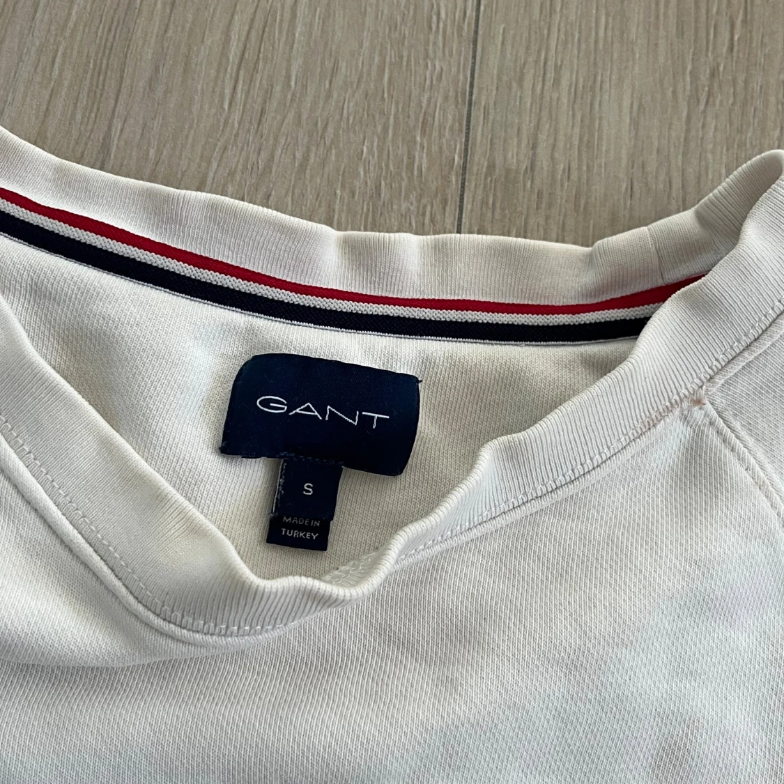 Vit sweatshirt från GANT med logga - 1