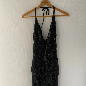Svart paljettklänning - L - En jättefin klänning med djup v ringning och bar rygg! Jättebra skick och elegant!🖤🖤