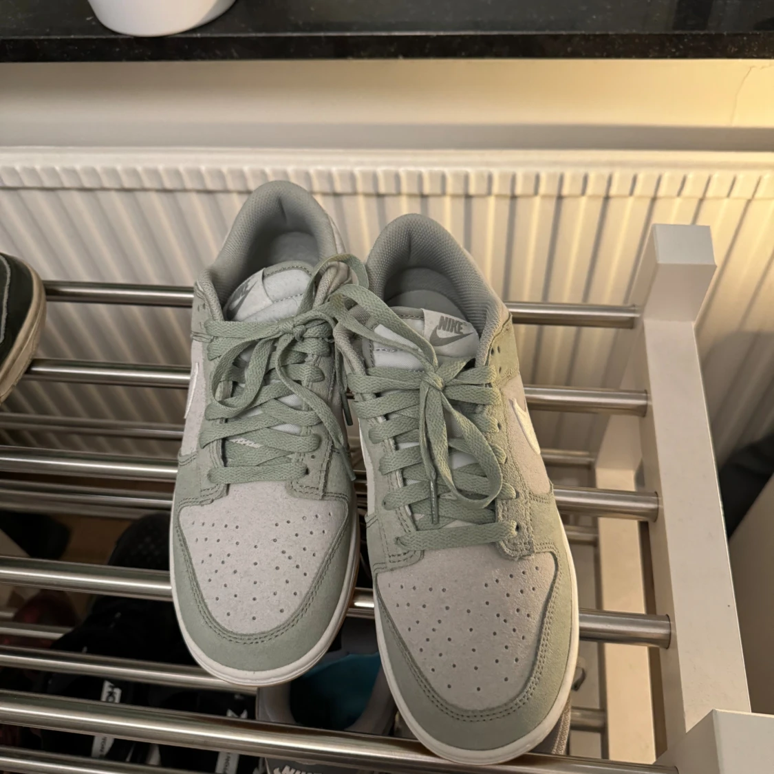 Nike Dunk Low i ljusgrå mocka - 3