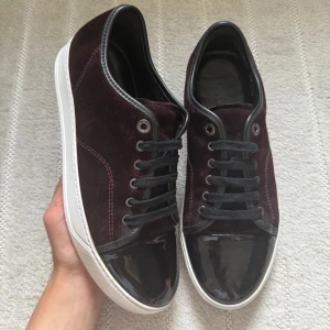 Vinröda Lanvin skor - Tjena, säljer ett par sjukt snygga och väldigt sällsynta vinröda lanvin skor i uk6 sitter som 40-41. Skick 9/10 inga defekter. Hör gärna av er vid fler frågor eller funderingar. Mvh