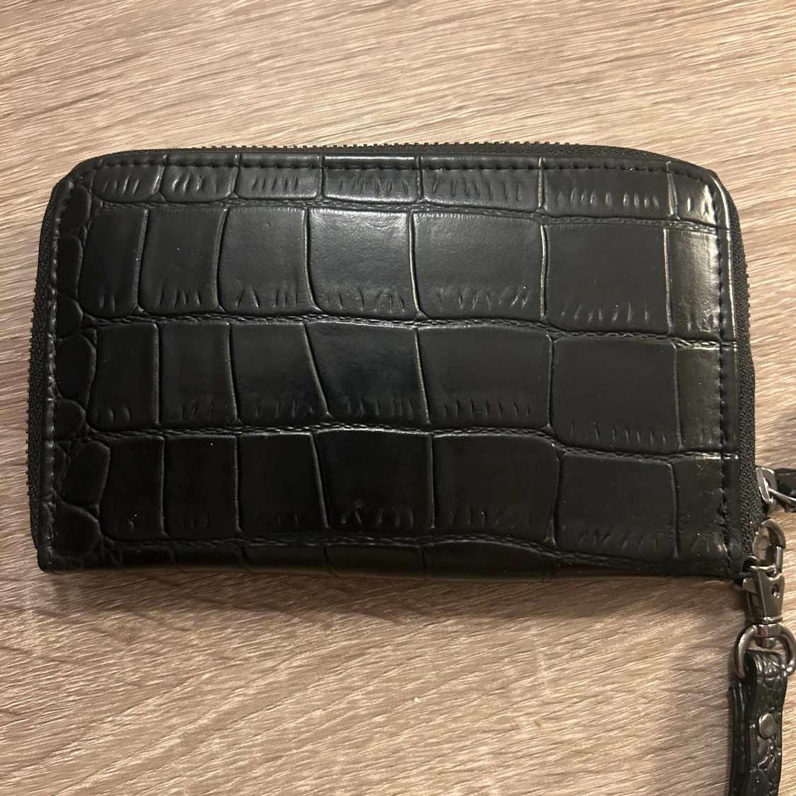 Svart plånbok med krokoprägling Gina Tricot