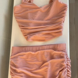 Rosa set med rynkade detaljer - Supersnygg set