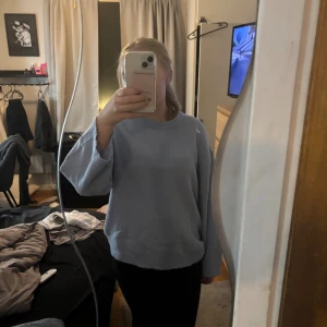 Ljusblå stickad tröja från 157 - Mysig ljusblå stickad tröja från 157 i storlek S som är använd fåtal gånger. Snygg att matcha med svarta jeans eller leggings. tveka inte att höra av dig!💕