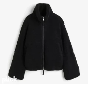 Svart teddyjacka Hm - Säljer min svarta Teddy jacka från hm då den inte kommer till användning 💕