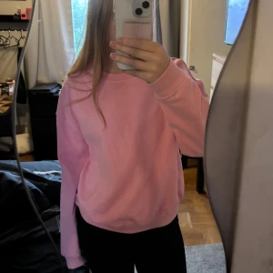 Rosa sweatshirt från 157 i storlek S - En basic rosa sweatshirt från 157 i storlek S. Tröjan har rund halsringning, långa ärmar och mjuk insida. Perfekt för chill dagar eller när du vill ha en enkel och snygg look. Passformen är normal och materialet känns mjukt mot huden. Knappt använd 