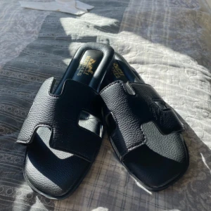 Sandaler - Helt ny i storlek 41 men passar även de som har storlek 40. Man får även med paket