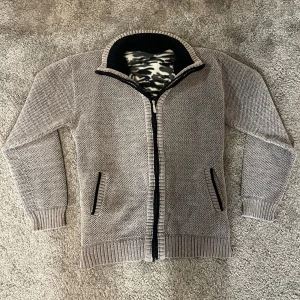 Stickad tjock tröja - Säljer en grå stickad tröja. Storleken är M/L och är i bra skick. Den är väldigt snygg nu under kallare dagar. Skriv vid frågor