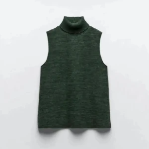 Grön stickad polo - Snygg mörkgrön stickad polo. Modellen är ärmlös och har en rak passform som sitter bekvämt. Super snygg till jeans och vid några finare tillfällen!💕Säljer då den inte kommer till användning längre