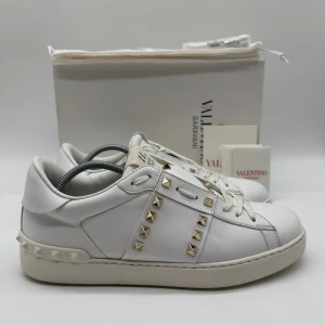 VALENTINO ROCKSTUD - Valentino rockstud - Skick: 9/10 - Storlek 40 - Tillbehör: Kort - Nypris 7700kr - Hör av dig vid minsta fundering