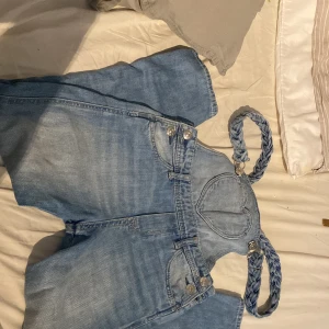 Hängselbyxa - Fina hängselbyxor, bra skick. Från HM. Går att justera hängsel vid axlarna