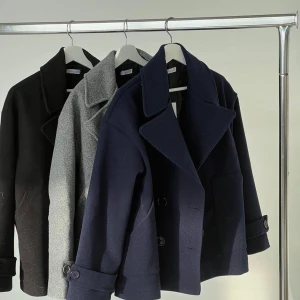 Marinblå kappa - Marinblå kappa från design by si. Nypris 757kr. Bra skick. Storlek M/L men passar mig som brukar ha S, lite oversize. 