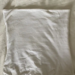 Vit bandeau tubtopp - Super fin och mjuk cremevit tubtopp från Bik Bok, köpt på plock men aldrig använd, därför säljs den! Passar både XS och S.🥰 Bara att skriva om frågor eller bilder💕
