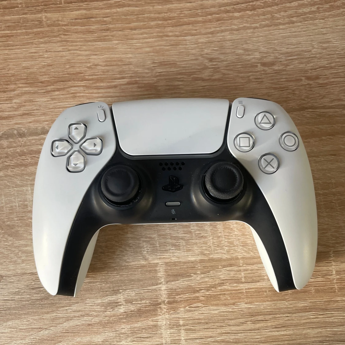 PlayStation 5 med två DualSense-kontroller - 2