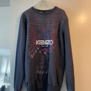 Mörkgrå Kenzo sweatshirt med tiger - Säljer en mörkgrå sweatshirt från Kenzo med ikoniskt broderat tigerhuvud och logga på bröstet. 