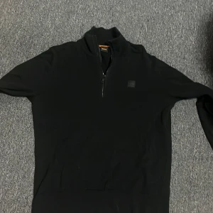 Svart half zip tröja från BOSS - Svart långärmad tröja från BOSS, den är riktigt varm och skön nu när de börjar bli kallare, storlek L men passar mycket bättre som M 