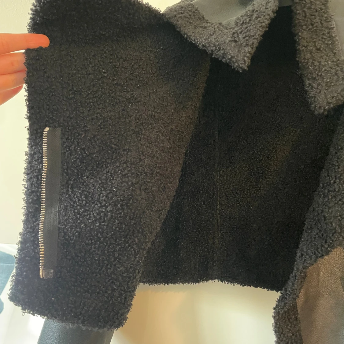 Svart teddyjacka i skinnimitation - 2