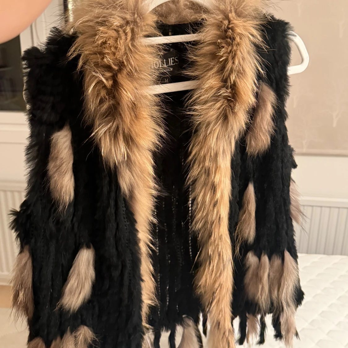 Svart och brun pälsväst från Hollies - 3