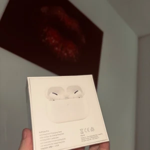 AirPods Pro - Säljer ett par Apple AirPods Pro med MagSafe-laddningsetui, helt nya i oöppnad originalförpackning. Perfekt för trådlös musik och samtal med aktiv brusreducering och hög ljudkvalitet. Passar alla Apple-enheter. Perfekt skick, ingen synlig skada. de är fake men de ar fet bra funkar bra och allt de ar nya de är exakt samam som original och bra for reseell du kan easy selja dem for 1200.1300kr ( öopnade ) och serial nummer och allt detta e legit du kan soka på apple och det vissar att de ar real!