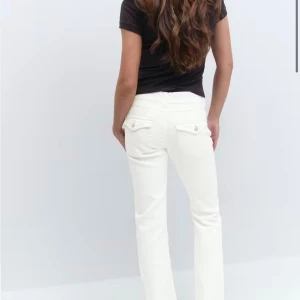 SÖKER! - Söker lågmidjade vita bootcut jeans med fina fickor! Tror de är från Gina! Skriv gärna ifall ni säljer eller ifall ni vet ngn som säljer! Tack!💕