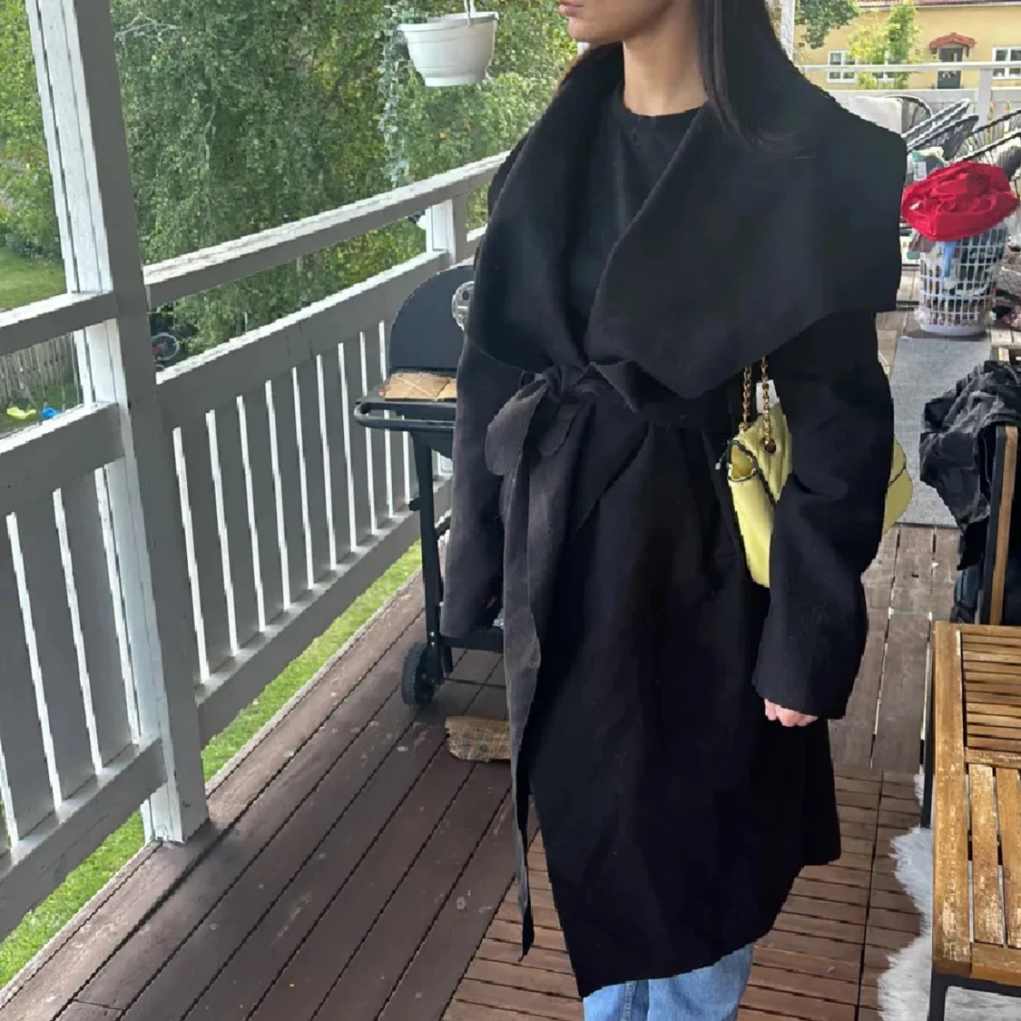 Svart trenchcoat med bälte - 1