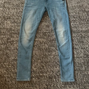 RAW GS01 jeans - Säljer ett par LYNN SKINNY jeans från G-Star RAW. Knappt använda, ljusblå jeans med detaljer bak och fram. Jeansen har låg midja, smal passform. L 32