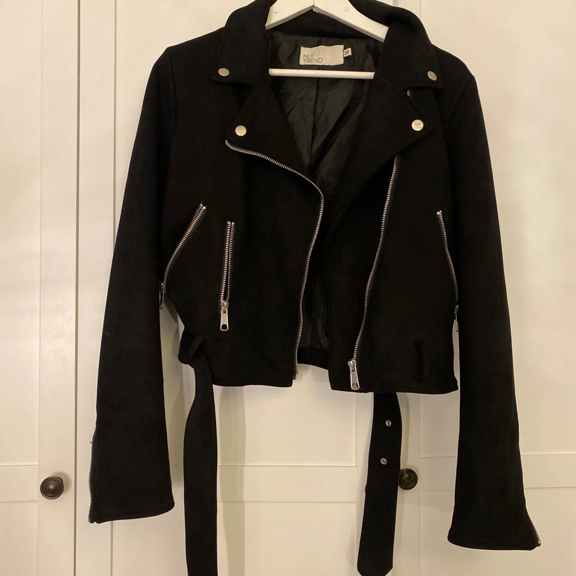 Svart bikerjacka från NLY Trend