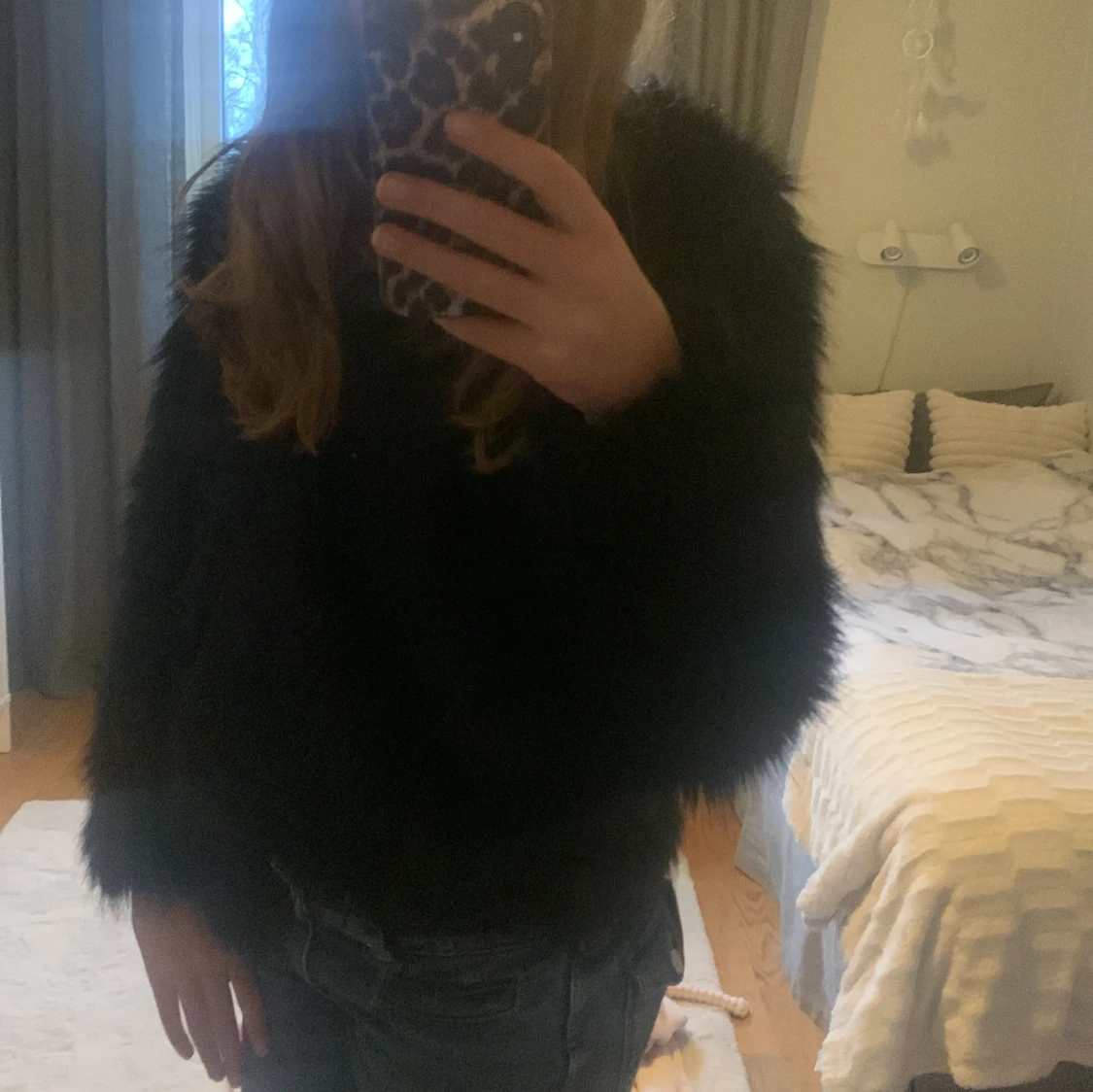 Svart pälsjacka med fluffig look - 2