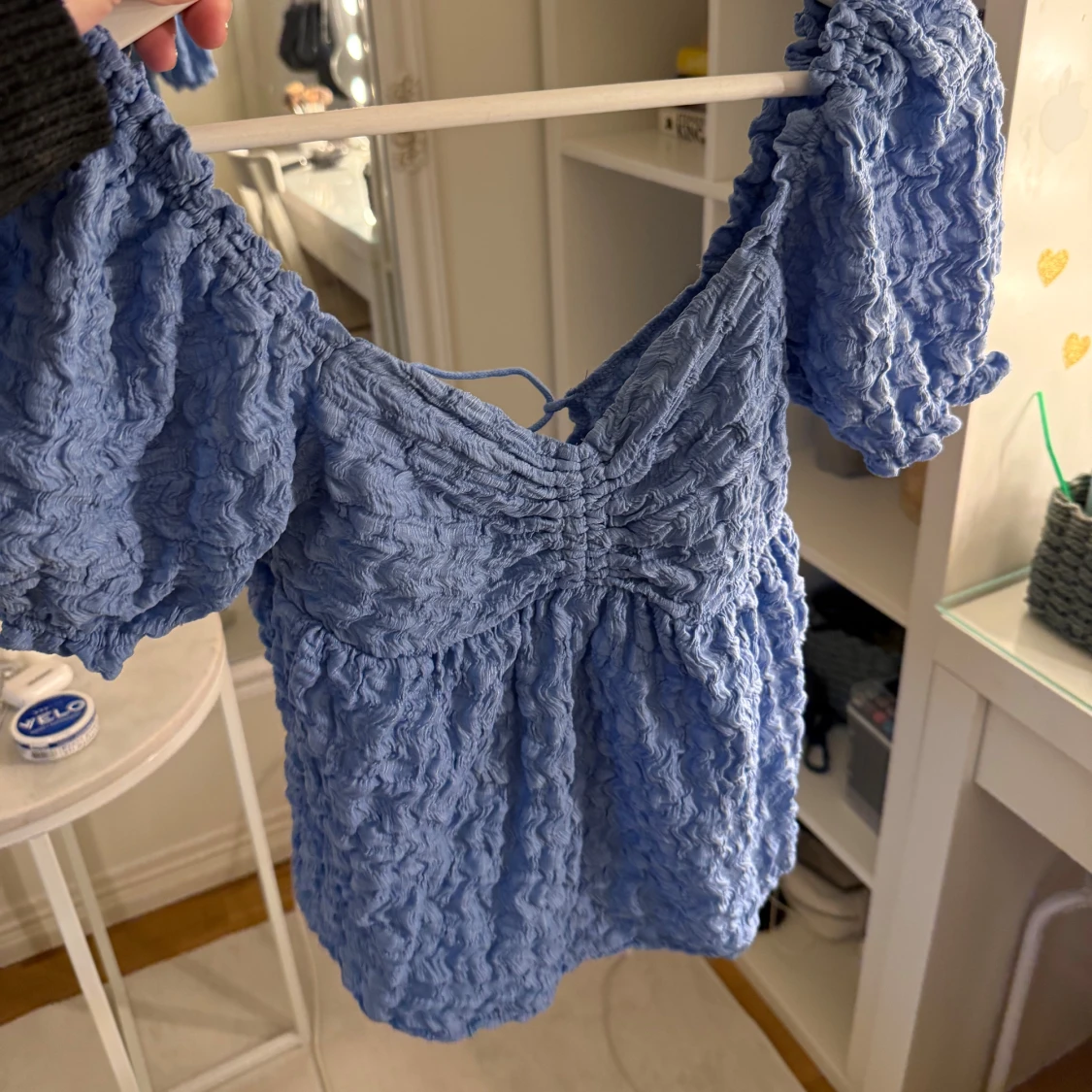 Blå topp med knyte där bak ifrån GinaTricot  - 1