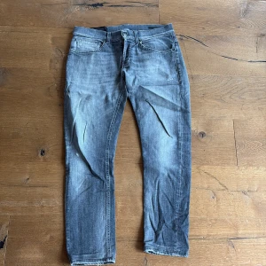 Gråa dondup george jeans - Använd fåtal gånger. Jättebra skick. Storlek 32. Nypris ca 2500. Vid frågor är det bara att skicka!